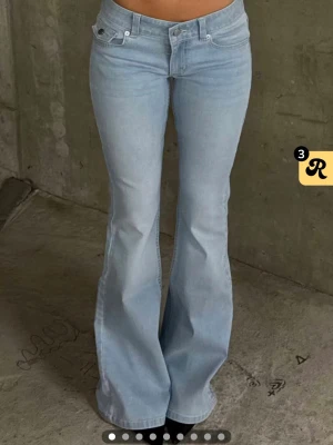 Ljusblåa bootcut jeans - Helt nya jeans från junkyard som endast e testade, som blev för långa!! Har tyvärr inte kvar prislappen men skickar egna bilder privat💓 tar emot prisförslag 
