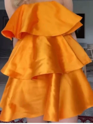 Orange volangklänning - Jättefin volangklänning från asos. Tror inte den går att få tag på längre.🧡Överdelen är korsettliknande inuti