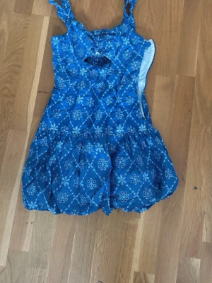 Blå klänning zara - eftertraktad klänning som aldrig är använd sedan jag köpte den second hand i höstas. inga defekter, as snygg och skön 