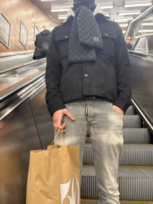 Svart lv halsduk gamla modell.(Äkta) - Äkta svart lv halsduk med digitalt kvitto.