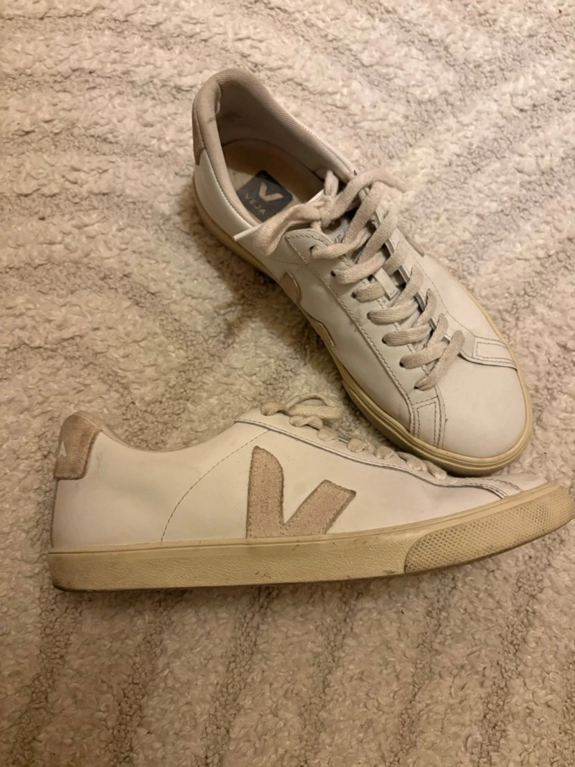 Vita Veja sneakers med beige detaljer
