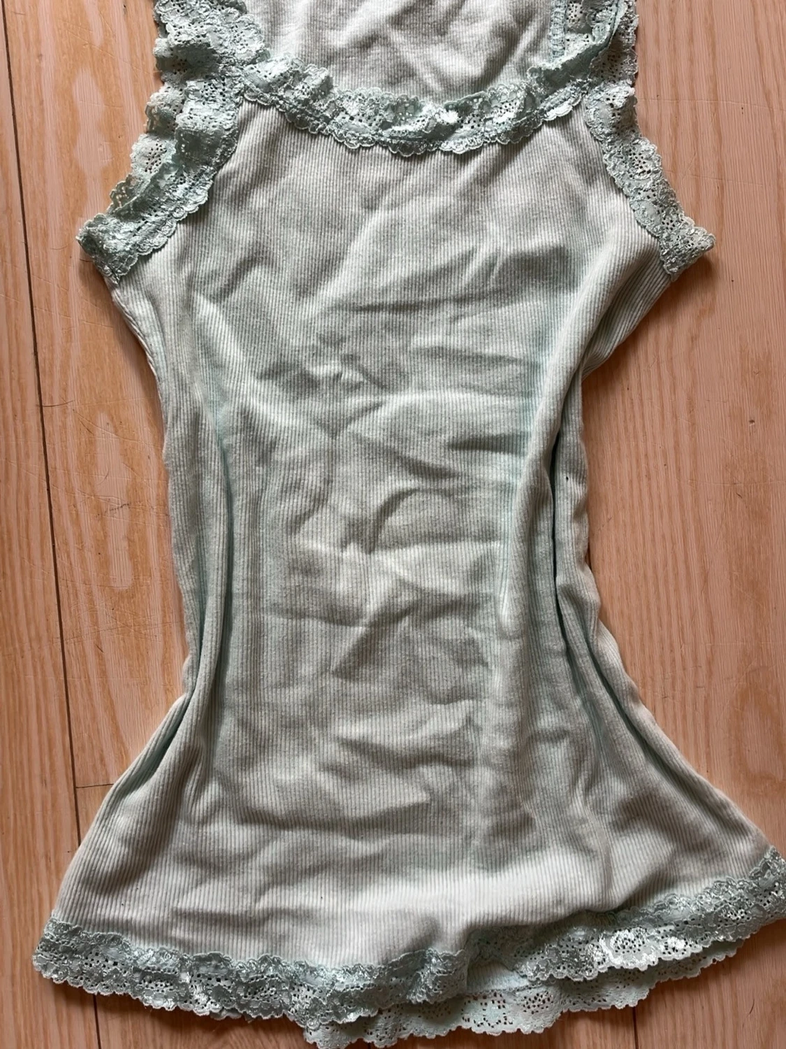 Ljusblå/gron ribbad spetslinne