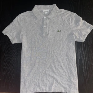 Lacoste Pike - Snygg fräsch Lacoste pike. Den är i storlek L men passar storlek M. Skriv för fler frågor😊       Fraktar den samma dag som köp🙌