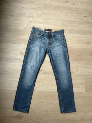 Blåa US Polo Assn Jeans Regular Fit W32 L34 - Fina Us Polo Assn Jeans i blå färg. Jeansen är i mycket bra skick och sparsamt använda. |  Äkta som allt annat jag säljer! ✅ |  Storlek: W32 | Skick: Mycket Bra Skick - tyvärr ett hål (SE SISTA BILD) | Färg: Blå | Märke: US Polo Assn | Modell: Jeans |  Hör gärna av dig vid frågor så svarar jag så fort jag kan! 😁|   (Sku - 60)
