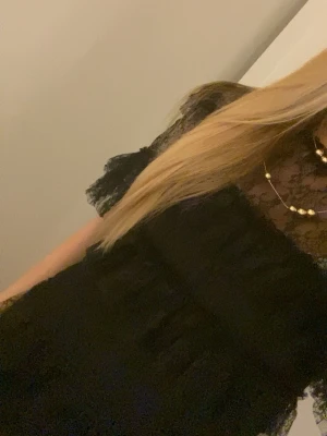 Fest topp - Säljer en svart by malina med spetsdetaljer och volang, den har 3/4 ärmar och perfekt för dig som gillar detaljer och vill sticka ut lite extra, toppen är helt ny och bara använts en gång💗 OBS pris går att diskutera (nypris 1800kr)