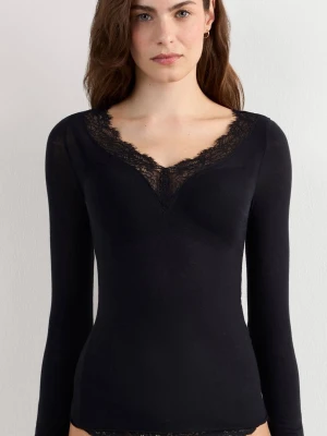 Populär intimissimi tröja  - Svart intimissimi tröja. Super skön och i fint skick! Hör av er vid frågor