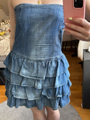 Jeansklänning - Säljer en söt jeansklänning! Perfekt inför sommaren💙Priset är diskuterbart vid snabb affär🥰 