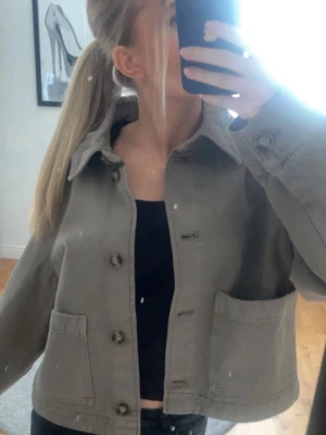 Grön jacka  - Super fin grön jacka från h&m storlek s💞