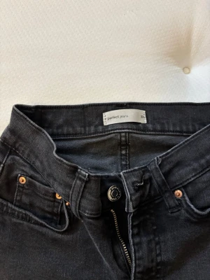 Lågmidjade jeans från Ginatricot  - Säljer ett par svarta bootcut jeans från Ginatricot i storlek 32🤗🙏🏼.
