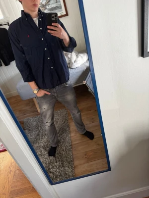 Ralph Lauren Skjorta - Snygg mörkblå Ralph Lauren Skjorta  | Kanon skick | Modellen på bilden är 182 och väger 70 kg | P100