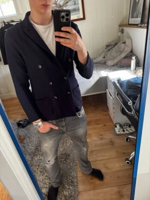 John Henric kavaj - Snygg mörkblå John Henric merino ull kavaj  | Kanon skick | Modellen på bilden är 182 och väger 70 kg | P098