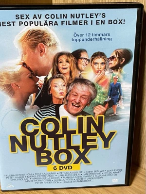 Colin Nutley Box 6 DVD-Box - Box med 6 DVD-filmer av Colin Nutley, inklusive Gossip, Black Jack, Medicinen, Sprängaren, Sånt är livet och Under solen. Omslaget är blått med gula och vita texter samt bilder från filmerna. Perfekt för dig som gillar svensk film och vill ha över 12 timmars underhållning.