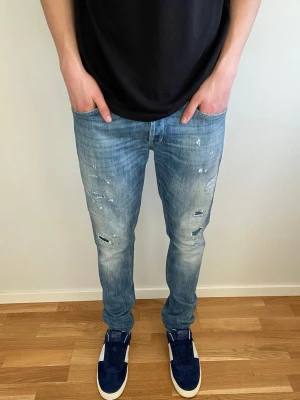 Dondup Jeans George - Säljer dessa feta dondup jeans i modellen George! Jeansen är näst intill nya och är väldigt eftertraktade! Hör av er vid fler frågor🤝