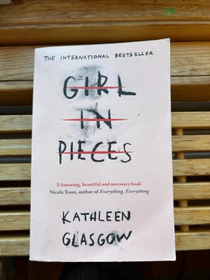 Girl in pieces - Finns tecken på användning men annars bra💞