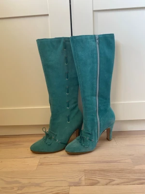 Vintage knäboots - Vintage mocka knähöga klackar köpta för 800kr för 20 år sedan. Made in Brazil. Erbjuder rabatt vid köp av fler varor.