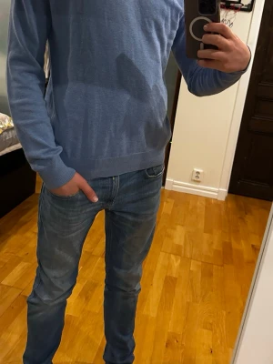 Ljus blå Morris tröja - Ljusblå tröja från Morris i 100% Pima bomull, storlek Medium. Tröjan är i mycket bra skick. Nypris ligger på 1699 kr. Måtten är: längd 67 cm, bröstvidd 50 cm och ärmlängd 67 cm.  Kolla gärna in profilen också, där finns flera märkeskläder och skor – du hittar säkert något mer som passar 😉💯 Hör av dig om du undrar något!