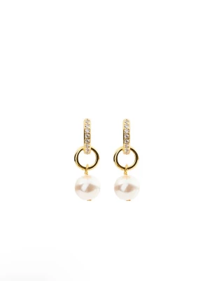 Guldörhängen med pärlor och stenar - Snygga örhängen i guldton med gnistrande stenar på ringen och en hängande vit pärla. Perfekta för dig som vill ha en elegant och trendig accessoar. Passar till både vardagslooken och när du vill känna dig extra fin. Aldrig används 