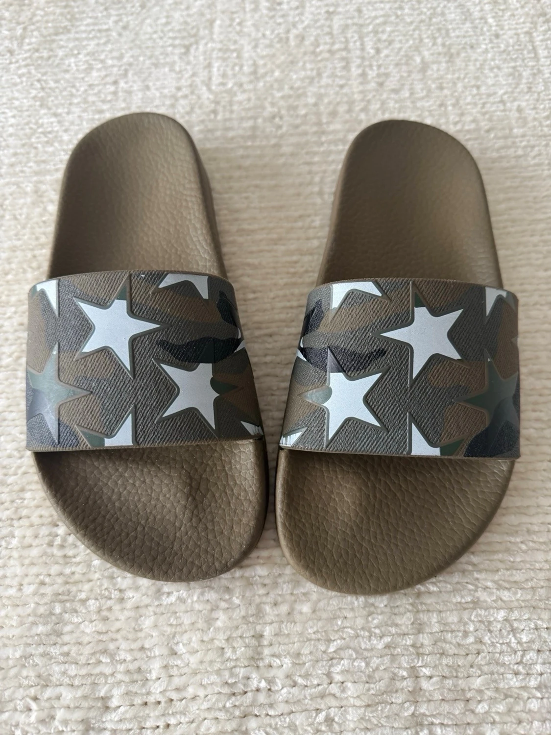 Olivgröna tofflor med stjärnmönster