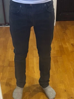 Svarta nudie jeans - Svarta jeans från Nudie Jeans, modell Lean Dean, i storlek W33 L32. Materialet består av 98% ekologisk bomull och 2% elastan. Jeansen är i mycket bra skick, förutom en vit fläck under vänstra fickan som eventuellt går bort med starkare medel. Passformen visas på bilderna, personen på bilden är cirka 183 cm. Nypris ligger på 1500 kr.  Kolla gärna in profilen också, där finns flera märkeskläder och skor – du hittar säkert något mer som passar 😉💯 Hör av dig om du undrar något!