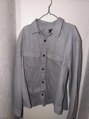 Overshirt - Hej! Säljer nu min helt nya overshirt då den tyvärr inte kom till användning. Säljs för endast 199 SEK.               Först i kvarn!   XXL, men passar även XL.