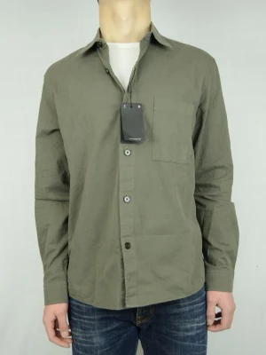 Massimo Dutti overshirt helt ny - MASSIMO DUTTI OVERSHIRT (HELT NY MED LAPP) Storlek : L Passform : Normal Användning : Jackan är i ett väldigt fint skick utan defekter Nypris : Cirka 1300SEK Modellen på bilden : 182CM och väger 77KG