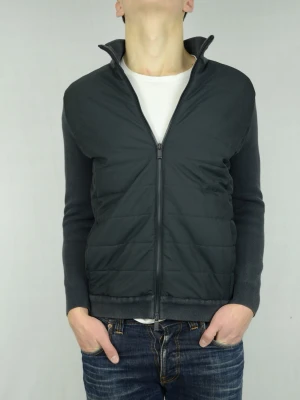 Massimo Dutti hybrid cardigan  - MASSIMO DUTTI HYBRID CARDIGAN Storlek : M Passform : Passar S Användning : Jackan är i ett fint skick utan defekter Nypris : Cirka 1600SEK Modellen på bilden : 182CM och väger 77KG