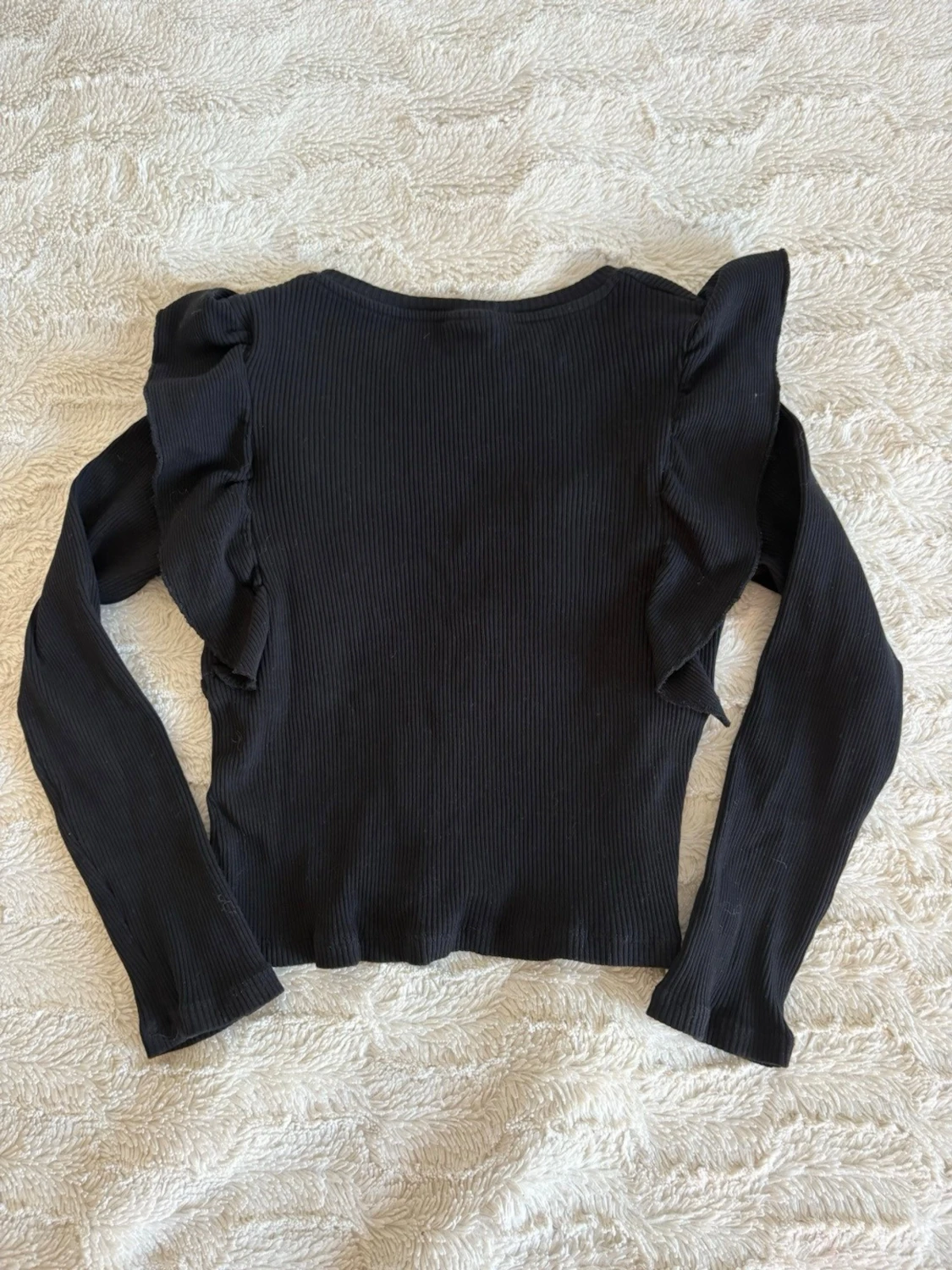 Svart långärmad topp med volanger  - 1