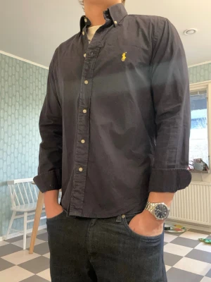 Mörkblå skjorta från Polo Ralph Lauren - En sjukt snygg mörkblå skjorta från Polo Ralph Lauren🤩. Jättefint skick och säljer för att den är för liten.😮‍💨 Annars är passformen super, modellen är 176cm lång och väger 71kg. Passar någon lite kortare än mig. Storlek på skjortan är S. Ställ gärna frågor! Mvh😁
