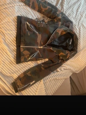 Camo Jacka  - Snygg och jättecool kamouflagemönstrad jacka från Gothicana🥰 OBS! Luvan är bortsydd men sömmen är inte så snyggt gjord, men det är enkelt att fixa☺️