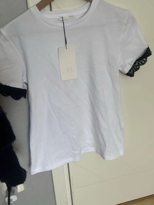 Zara tshirt med spets - Helt ny tröja med lapp på. Spets vid armarna