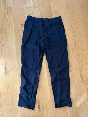 Mörkblå linnebyxor - Mörkblå linnebyxor från Zara, använda en gång så i princip helt nya. Nypris 560kr. 100% linne, storlek M. Hör av dig med frågor eller funderingar!