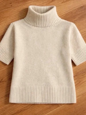 Beige stickad polotröja - Beige stickad tröja med polokrage från h&m som inte säljs längre. Den passar till alla outfits och är i storlek S. Helt nytt skick då den inte riktigt passade mig. Köp nu!💕 (Det är förra ägarens bilder men jag har aldrig använt plagget💗)