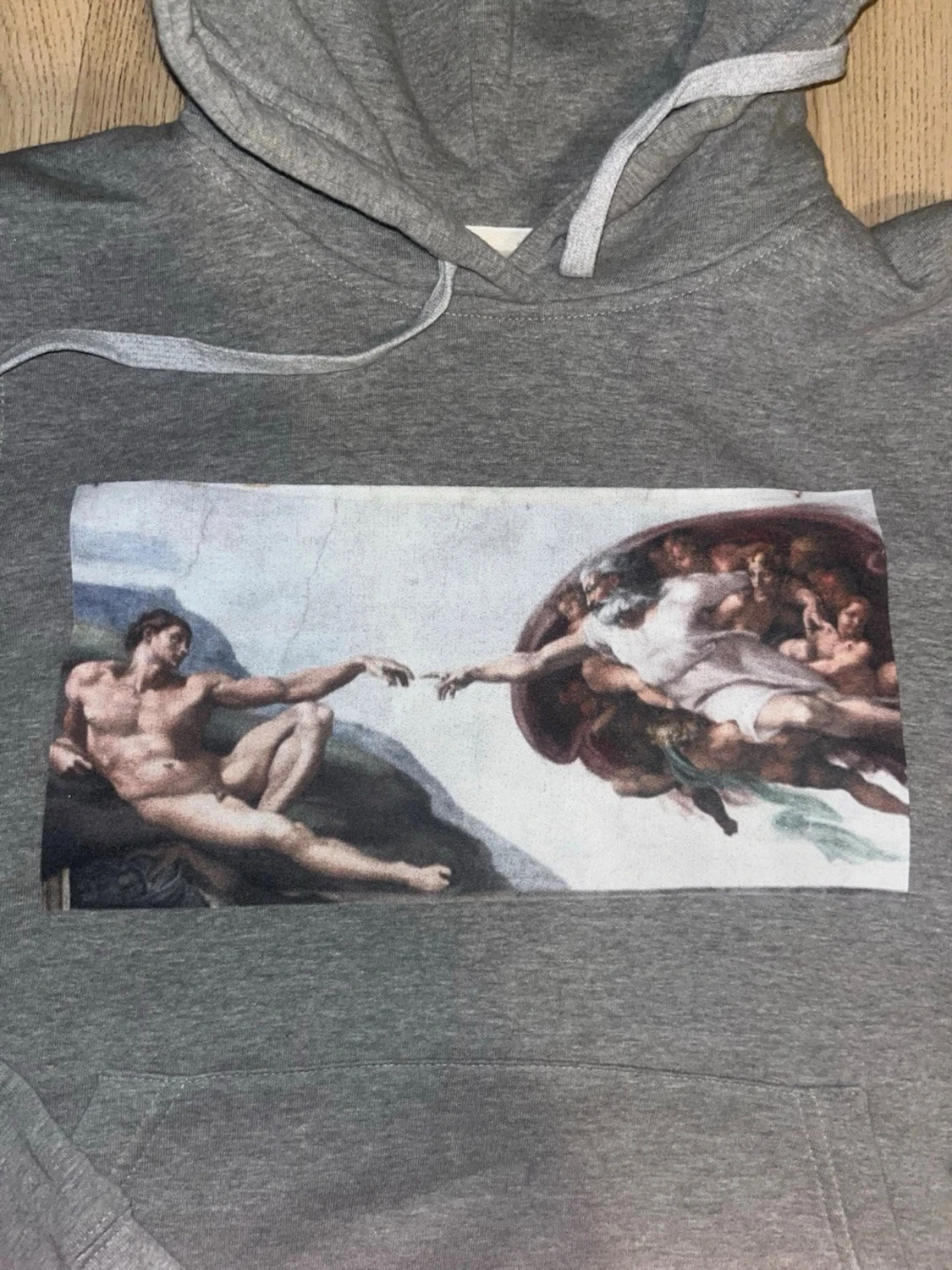 Grå hoodie med konsttryck - 1