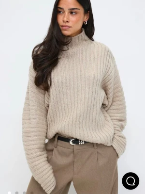 Beige ribbstickad polotröja - Så snygg beige stickad tröja. Prislapp kvar och helt oanvänd. Säljer då färgen inte riktigt passade mig! Super trendig och inte alls stickig!