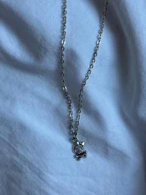 silver emo skull rosett halsband - aldrig använt 