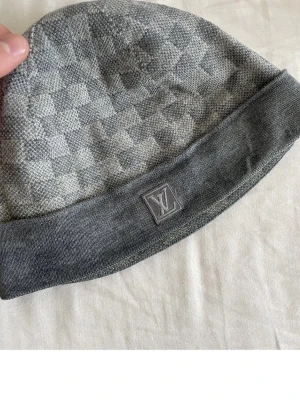 Grå Louis Vuitton set (Äkta) - fråga om bilder kan lösa allt 110% äkta säljer hela settet i ett.