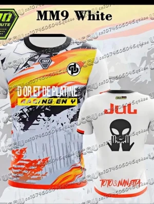 Färgglad grafisk t-shirt MM9 White - Cool t-shirt med grafiskt tryck i vitt, svart, gult och orange. Framsidan har texten 'D'OR ET DE PLATINE' och 'RACING EN Y', medan baksidan har ett alienmotiv och texten 'JUL'. Rund halsringning och korta ärmar.