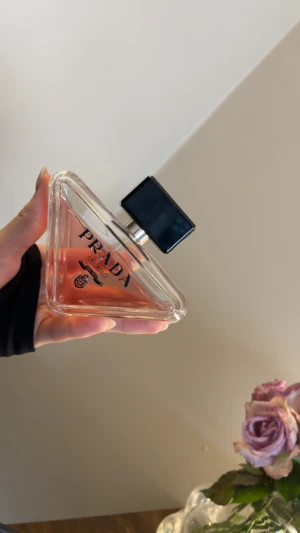 Prada Paradoxe Eau de Parfum - En parfym från Prada 90 ml. Är ganska mycket kvar som man ser på bilden. Skulle säga 70 ml kanske eller nåt sånt. 😅 Nypris 1300-1600. Fick den i present men säljer då jag knappt använt den💕