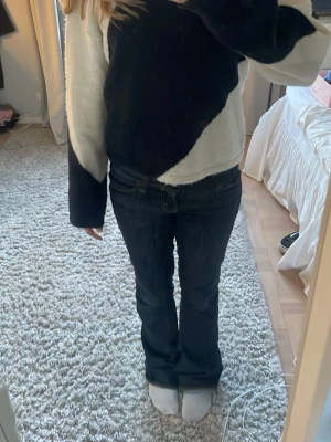 Svartvit oversized stickad tröja - Säljer en oversized stickad tröja i svart och vitt med coolt diagonalt mönster. Tröjan har långa ärmar och är gjord i ett mjukt, fluffigt material som känns riktigt skönt mot huden. Perfekt för dig som gillar en avslappnad och trendig stil. Använd och lite nopprig❤️ pris kan diskuteras❤️