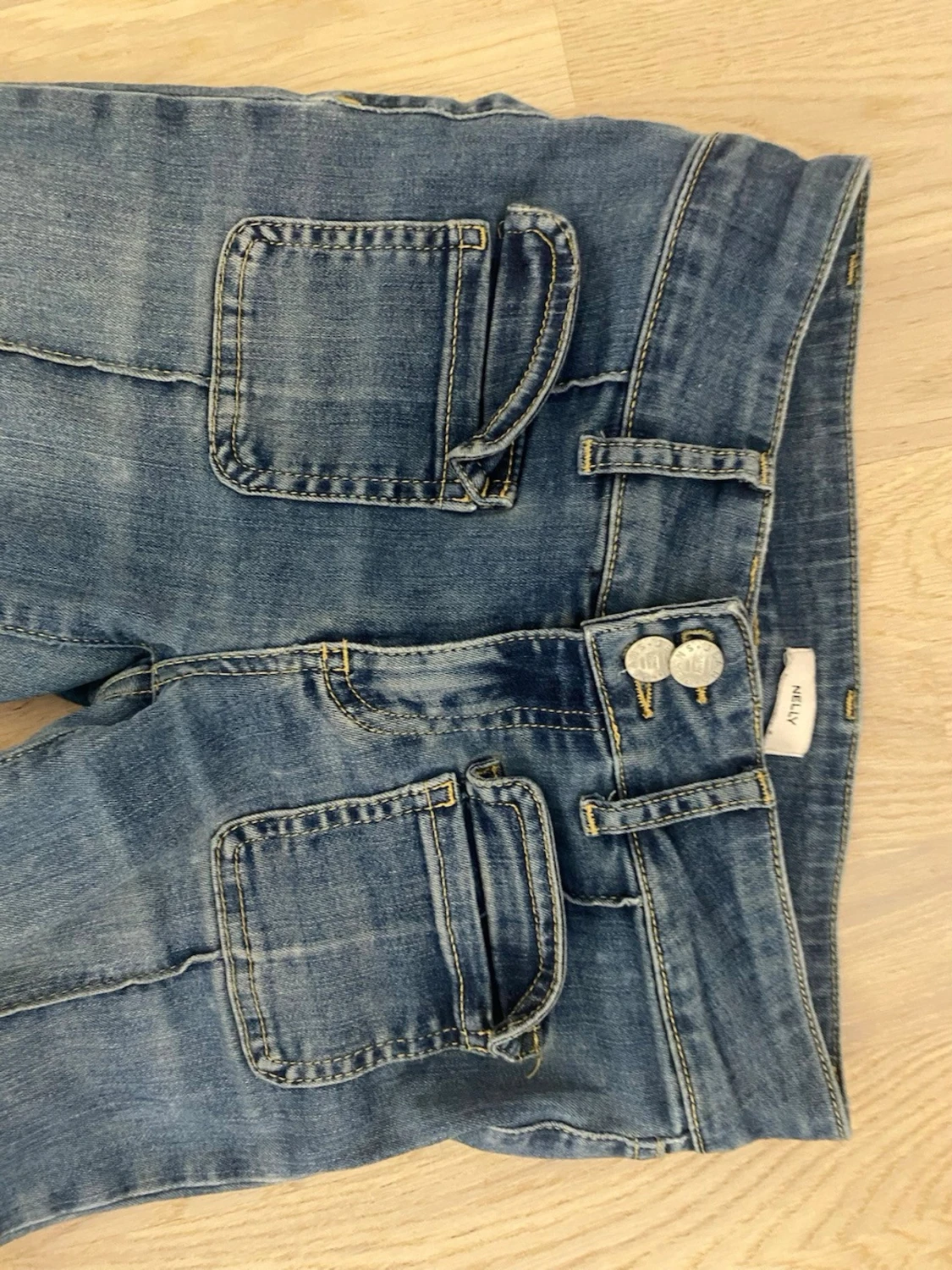 Blå bootcut jeans från Nelly