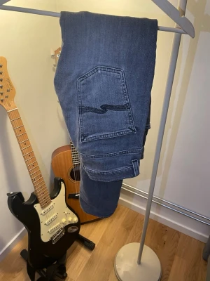 Gråa Nudie Jeans Grim Tim - Säljer mina Grim Tims med fina slitningar och fade! Strl W31L32! Köpta för 1500kr i butik nypris! Tveka inte vid att höra av dig vid frågor eller prisförslag!