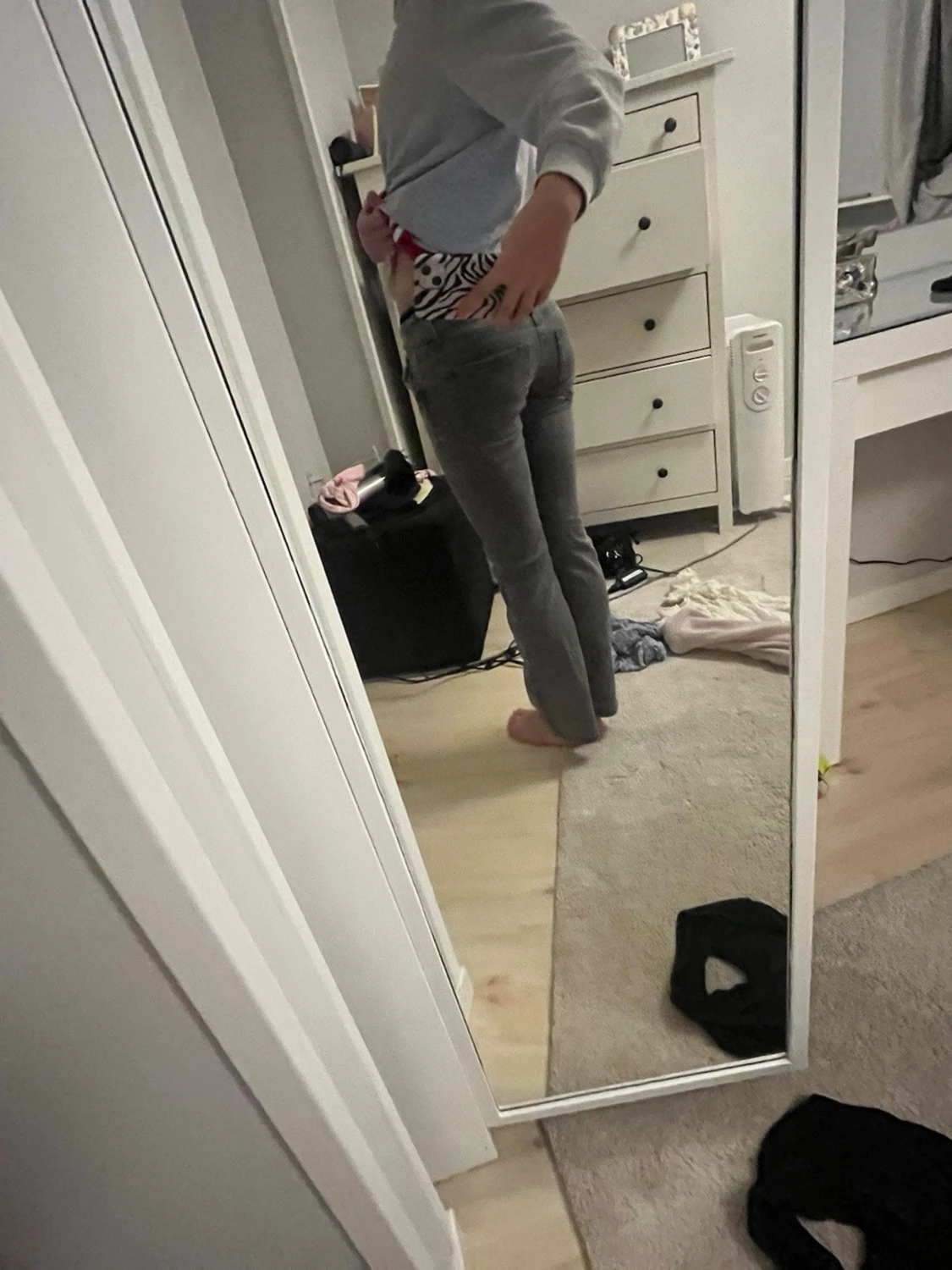 Grå bootcut jeans med slitningar - 6