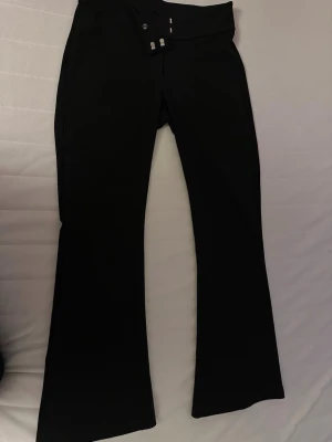 Kostymbyxor - Stretchiga kostymbyxor ifrån Gina tricot. Använda ett fåtal gånger