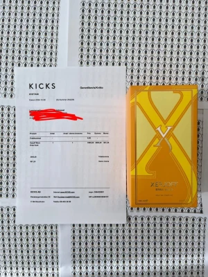 Xerjoff Erba Gold Eau de Parfum - Lyxig parfym från Xerjoff, Erba Gold, i en elegant guldfärgad flaska med gulddetaljer. Flaskan har en unik, geometrisk form och levereras i en färgstark, exklusiv förpackning. Doften är en Eau de Parfum och flaskan rymmer 100 ml. 100ML finns kvar