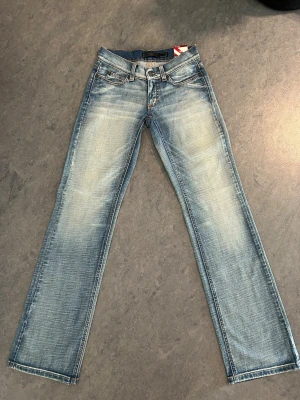 Ljusblå vintage jeans  - Säljer ett par jättesnygga ljusblå jeans från Only med bootcut. De är helt nya med lappar kvar. Passar som en xs.