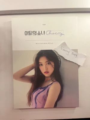 Choerry loona debut album - Säljer choerry i loonas debut album, ganska ovanligt. Den är i superbra skick förutom några små skavanker som man inte märker av på hörnen. Ställ gärna frågor!💘 kommer med ett love & evil album samt ++ album