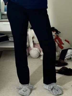 Svarta kostymbyxor S - Supersnygga svarta kostymbyxor med normal midja och raka ben. Perfekt skick