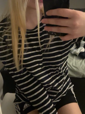 Randig långärmad t-shirt  - En svart långärmad t-shirt med vita ränder. Jätte bekväm och mysig att ha på sig. Använd flera gånger men har inga defekter<3 