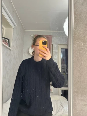 Mörkblå stickad  - Stickad tröja från Lager 157. Bra skick