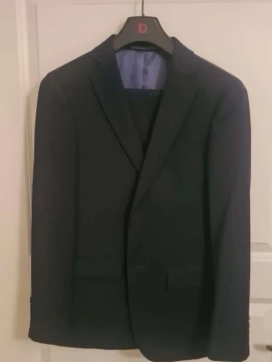 Kostym - Marinblå kostym från Dressman. Nyskick, använd fåtal timmar. 